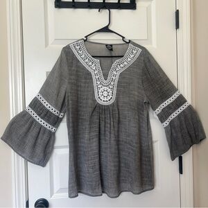 CALSTYLE Chic Gray Blouse with White Lace Accents